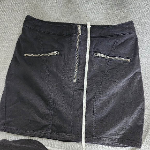 Divided Black Mini Skirt with Front Zipper and Zippered Pockets Size 8 - Picture 5 of 7